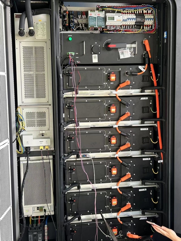 Kebisingan 65 DB 1m Dari Sistem 120kW 258kWh Baterai Kabinet Untuk C & I Energi Penyimpanan